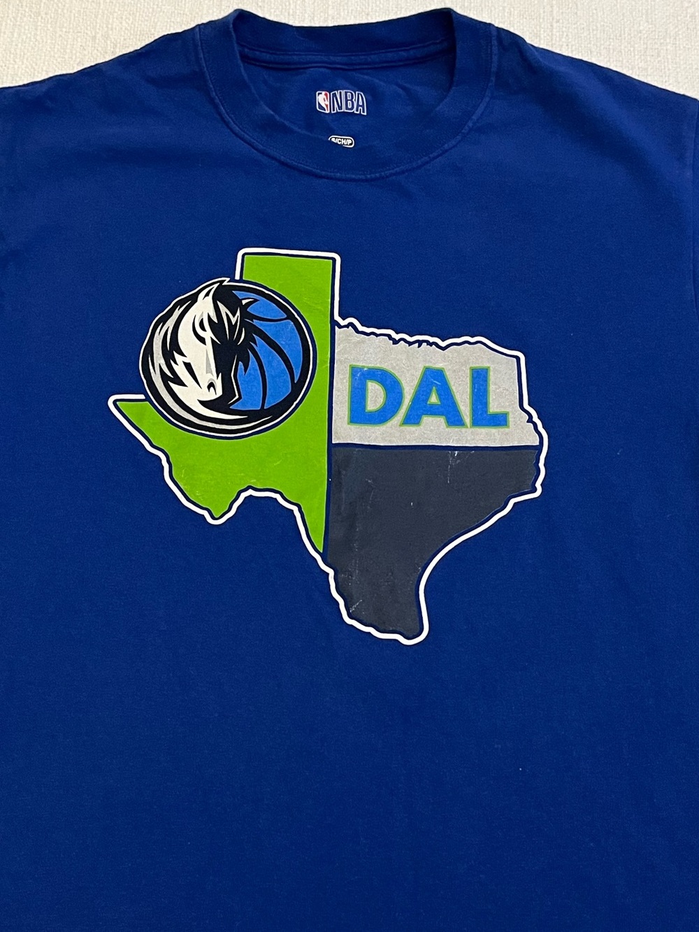 Small Dallas Mavericks blue t-shirt with Texas state basketball DAL size S